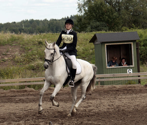 Klara Sundsvik och Mustang. Fälttävlan i Mantorp, 15–16 augusti 2009. Fälttävlan 100: 38 startande, 10 placerade. Resultat: 2:a plats för Klara Sundsvik, Stora Wäsby FRK, och Mustang, svensk ridponny valack född 1994 (e. Eighty Eight Keys xx 821 USA – u. Manette e. Lambay Boy RC 24). Stamboksnr: 43940212, Svensk Ridponny (eng fbl / connemara). Foto: Anki Lundberg.