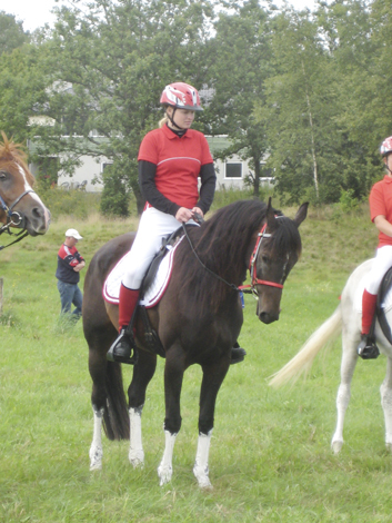 Sunny Girl x (50 % ox) sto mörkbrun, (e. Grand fils xx – u. Poetka ox e. Diamant) och Annie Johansson. Ekipaget kom på fjärde plats i Simlångsrittens CEI* 80 kilometer den 1 augusti 2009. Annie Johansson tävlar för Växjö Distansryttarsällskap.