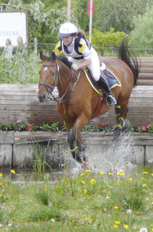 Alexej x (e. Koncerz xx – ue. Phaèton x) och Tobias Grönberg fick 2004 en 4:e placering på Övedsklosters Internationella fälttävlan i den 2-stjärniga klassen (CIC**) bland 53 startande ekipage. Ekipaget vann Linköpings öpnna 2-stjärniga nationella (CNC**) klass juni 2004. Tobias Grönberg tävlade för Flyinge Ryttarförening. Numera tävlas Alexej av Lotta Fredriksson. Foto: Camilla Björklund.