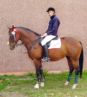 Angelita H x (12,5 % ox), sto brun född 1995 (e. Bold Irish xx 793 – u. Sheila x e. Stove Friend xx). AC – Anglo-arab de Complement (mindre än 25 % arab). Ryttare: Glenn Josefsson Westin tävlande för Nääs RF. Uppfödare: Pia Jorunger. Ägare: Carina Lundgren.