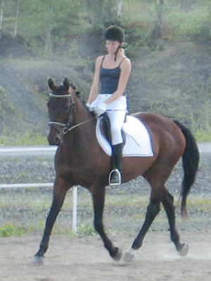 Malin Johansson och Esteve x (36,59 % ox), sto brun, e. Shiva du Loup x FR – u. Impala Creusoise x FR e. Votez-Bien x FR. Uppfödare: Torsten Gårdlund, Lyngby Stuteri, Genarp. Foto: Åsa Johansson.