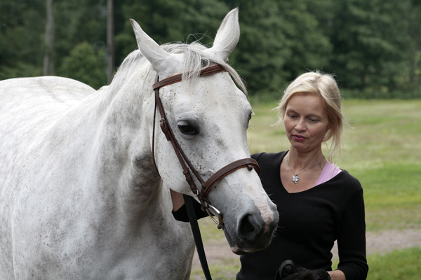 Jodie x (25 % ox), sto skimmel född 1998 (e. Blue Grenadier 818 GB – u. Jolene x e. Pargos ox). Uppfödare och ägare: Gudrun Gustavson, Ljungsbro, Östergötland. Vid ledtygeln: Anki Lundberg. Foto: Kenth Konradsson, 12 juli 2009.