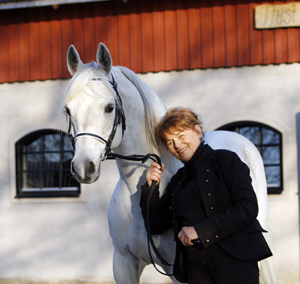 Katarina Törngård och Plagitat ox PL (e. Batyskaf PL – u. Perforacja PL e. Ernal PL). Katarina Törngård är hingsthållare och driver Stuteri Tjust Araber i Småland. På stuteriet står arabhingstarna Plagiat och Elcatero, den sistnämnde är AB-premierad för angloavel. Foto: Anki Lundberg, april 2008, Stångeland, Småland.
