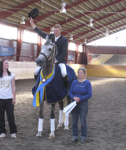 Caroline Gyllenswärd, Niklas Lindbäck på Kon-Tiki x och Ann Gyllenswärd, Plönningegymnasiet, Halmstad 5–6 september 2009. SVENSKT AVEL- OCH SPORTCHAMPIONAT I FÄLTTÄVLAN. Kon-Tiki x (64,505 % ox), sto född 2004 (e. Business x – u. Geili ox e. Dworak ox) vann sinn klass på öppna championatet. Foto: Alicia Holmén.
