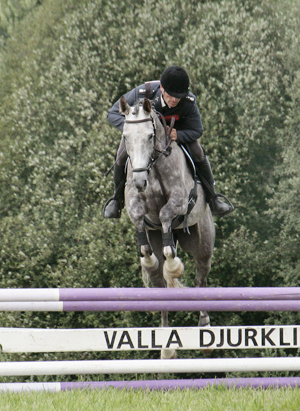 Fälttävlan i Mantorp, 15–16 augusti 2009: Kon-Tiki x har den 16 augusti 2009 på 90-fälttävlan i Mantorp med Johan Lundin som ryttare kvalat till Breeders Trophy i fälttävlan på Plönningegymnasiet den 5–6 september 2009. Kon-Tiki x (64,505 % ox), skimmel sto född 2004 (e. Business x – u. Geili ox e. Dworak). Foto: Anki Lundberg.