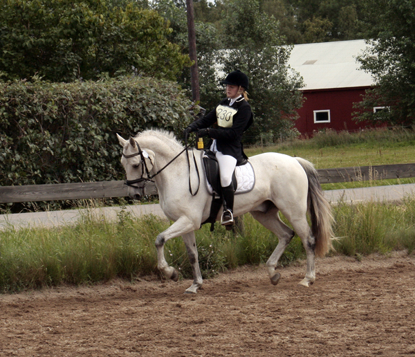 Klara Sundsvik och Mustang. Fälttävlan i Mantorp, 15–16 augusti 2009. Fälttävlan 100: 38 startande, 10 placerade. Resultat: 2:a plats för Klara Sundsvik, Stora Wäsby FRK, och Mustang, svensk ridponny valack född 1994 (e. Eighty Eight Keys xx 821 USA – u. Manette e. Lambay Boy RC 24). Stamboksnr: 43940212, Svensk Ridponny (eng fbl / connemara). Foto: Anki Lundberg.