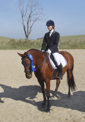 Hanna Blomdell och Rosenbom x (e. Lill Sham ox – u. Rosalinda Copper x e. Le Mans xx), brun valack född 2001, D-ponny. Ekipaget tävlar i dressyr för Löddeköpinge RK i Skåne.