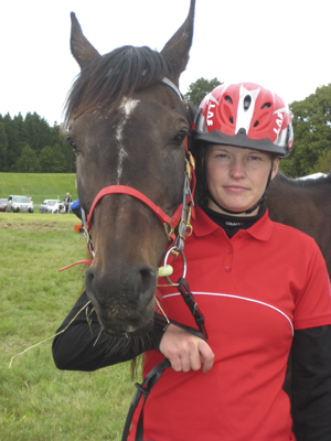 Annie Johansson och Sunny Girl x (50 % ox) sto mörkbrun, (e. Grand fils xx – u. Poetka ox e. Diamant). Ekipaget kom på fjärde plats i Simlångsrittens CEI* 80 kilometer den 1 augusti 2009. Annie Johansson tävlar för Växjö Distansryttarsällskap.