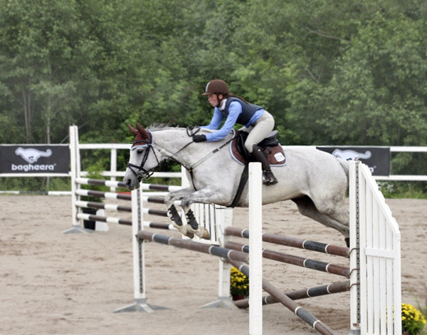 Emy Sillén och Tantième x i Avesta den 23 juli 2009. Tantième x (45,16 % ox), sto född 1/6-1996, skimmel (e. Espoir de L´alaric x – u. Tabaska Barn x e. Midas ox). Foto: Therese Björklund.