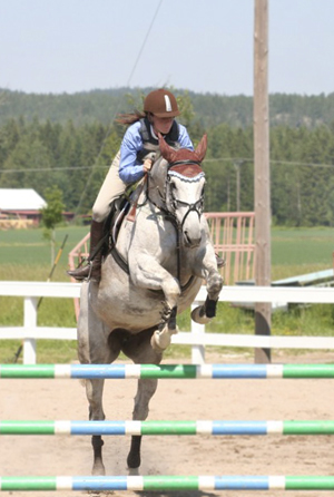 Emy Sillén och Tantième x, lokal hoppning på Blå Bergen i juli 2009. Tantième x (45,16 % ox), sto född 1/6-1996, skimmel (e. Espoir de L´alaric x – u. Tabaska Barn x e. Midas ox). Foto: Therese Björklund.