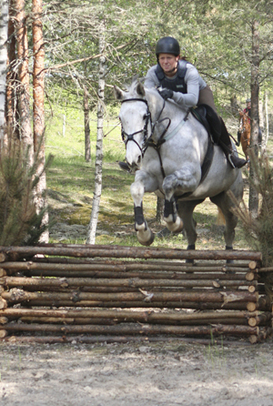 Emy Sillén och Tantième x på fälttävlansbanan i Gesala, juni 2009. Tantième x (45,16 % ox), sto skimmel född 1996 (e. Espoir de L´alaric x – u. Tabaska Barn x e. Midas ox). Foto: Therese Björklund.