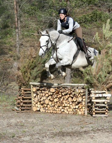 Emy Sillén och Tantième x på fälttävlansbanan i Gesala, juni 2009. Tantième x (45,16 % ox), sto skimmel född 1996 (e. Espoir de L´alaric x – u. Tabaska Barn x e. Midas ox). Foto: Therese Björklund.